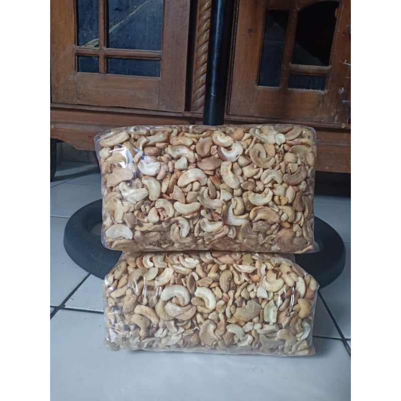 

Kacang Mede Patahan Mentah