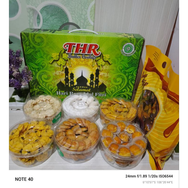 

PAKET KUE KERING THR PREMIUN ISI 6TOPLES.BESS DIP CHOKLAT CRISPY BALL BAG ISI 40 PCS