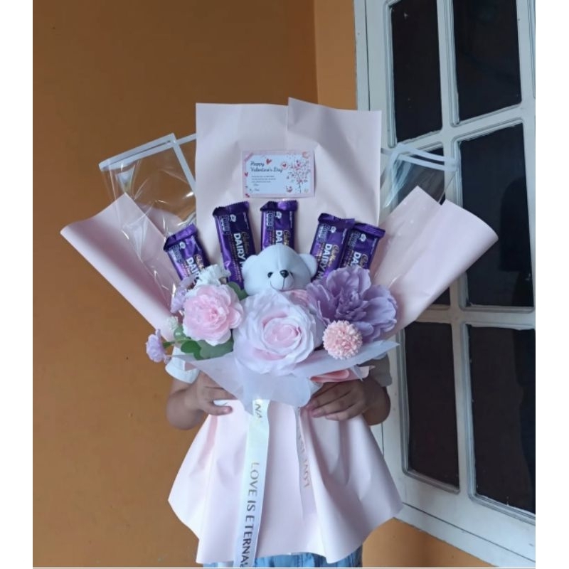 

Bucket Coklat Valentine Dairy Milk