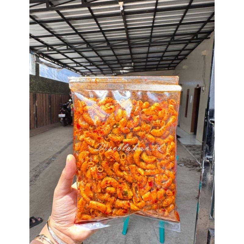 

makaroni kriuk pedas daun jeruk kemasan 200gram