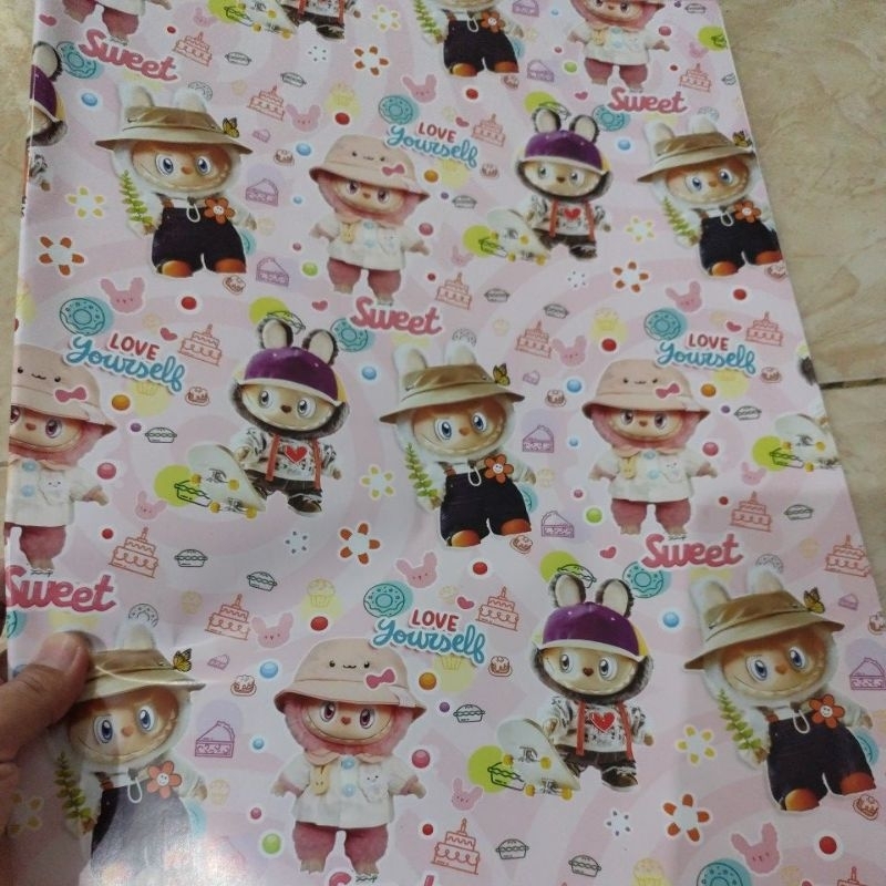 

kertas kado glossy gambar labubu 64x49