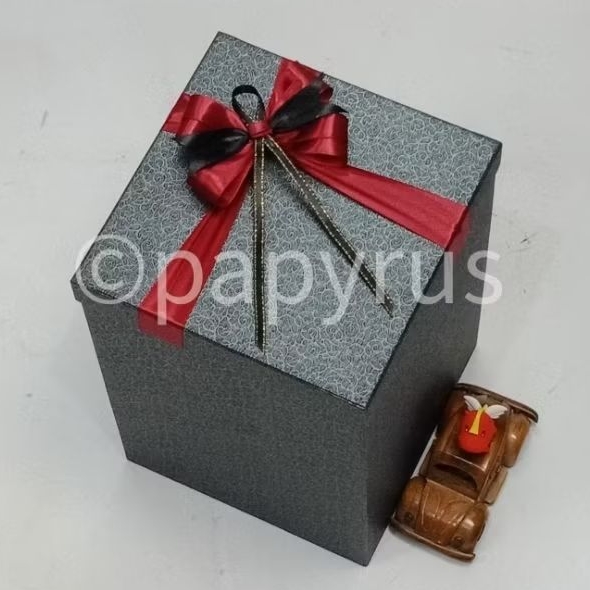 

PAPYRUS 20x20 Tinggi 30cm Kotak Kado Gift Box V1