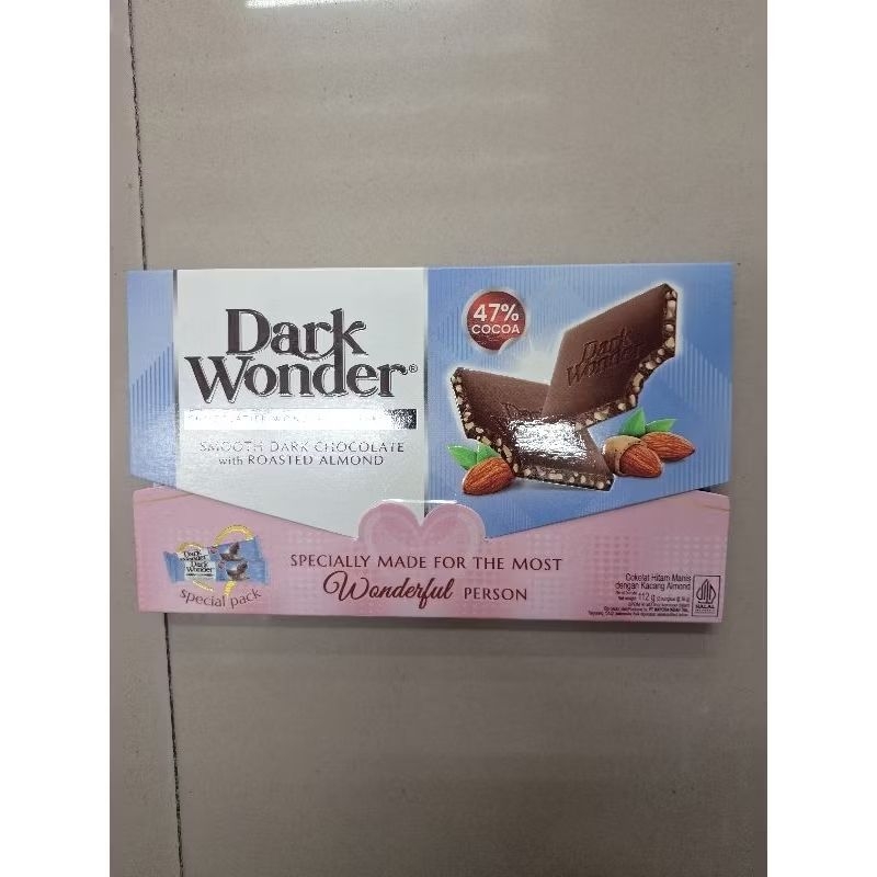 

DARK WONDER chocolate almond