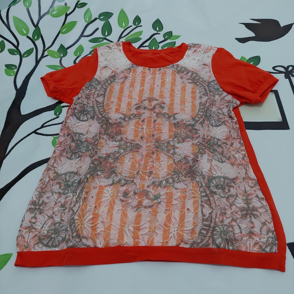 Preloved  blouse warna orange motif bunga renda