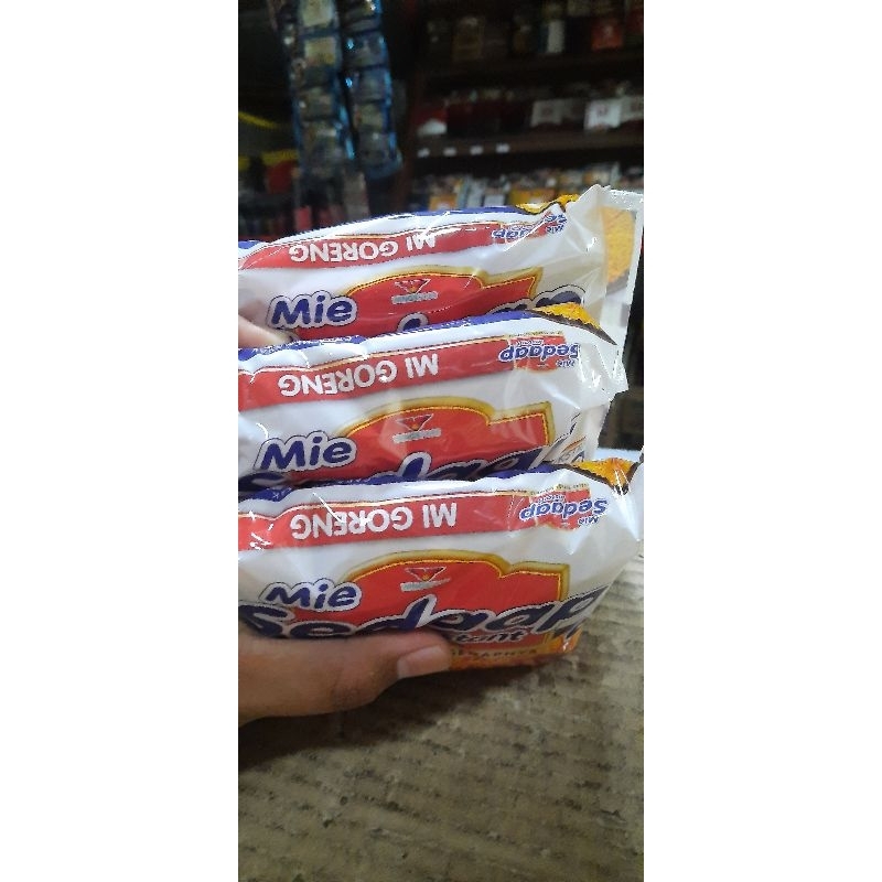 

mi sedap goreng (harga per 3 bungkus)
