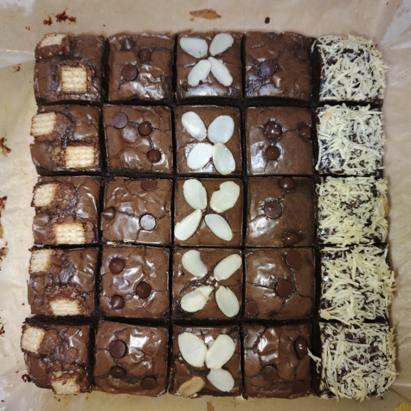 

FUDGY BROWNIES 20x20 MIX TOPPING ISI 25PCS BISA UNTUK HAMPERS IDUL FITRI/NATAL/IMLEK/VALENTINE/ULANG TAHUN/GRADUATION