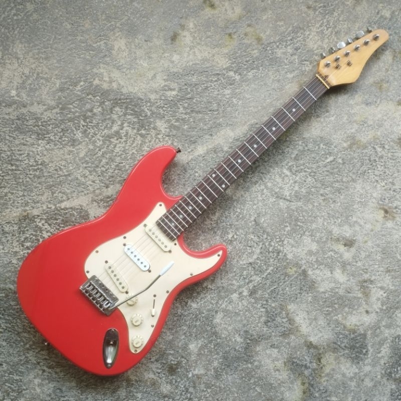 GITAR LISTRIK MODEL STRATOCASTER SECOND (ENTAH MERK APA)