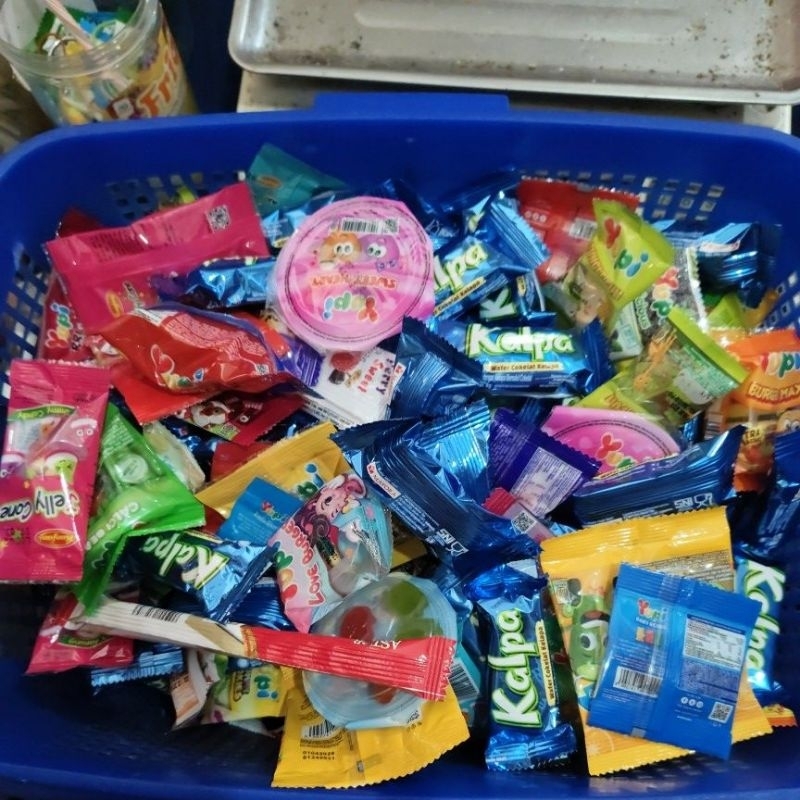 

yupi 500 gr isi 75 sampai 80 pcs ecer 500 dan 1000