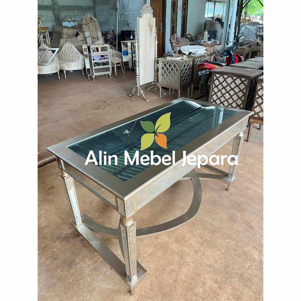 Meja Akad Kaca, Meja Akad Pelaminan