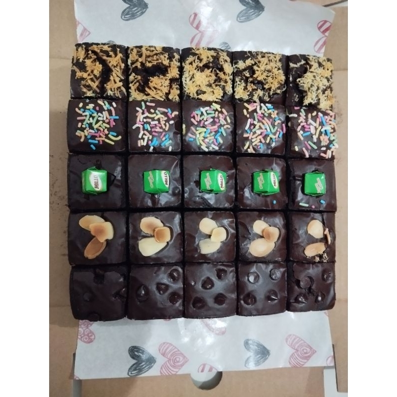 

FUDGY BROWNIES SHINY CRUNS