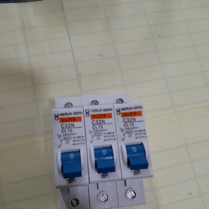 mcb/ termis merlin gerin biru 10A