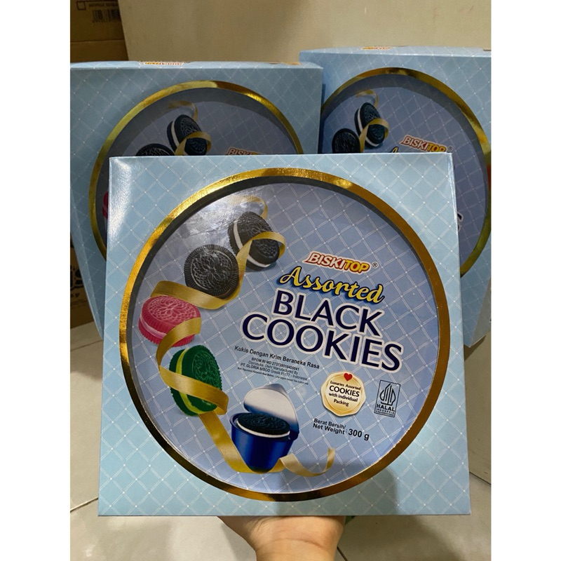 

(biskitop) assorted black cookies blue bulat kaleng 300g, (ECER)