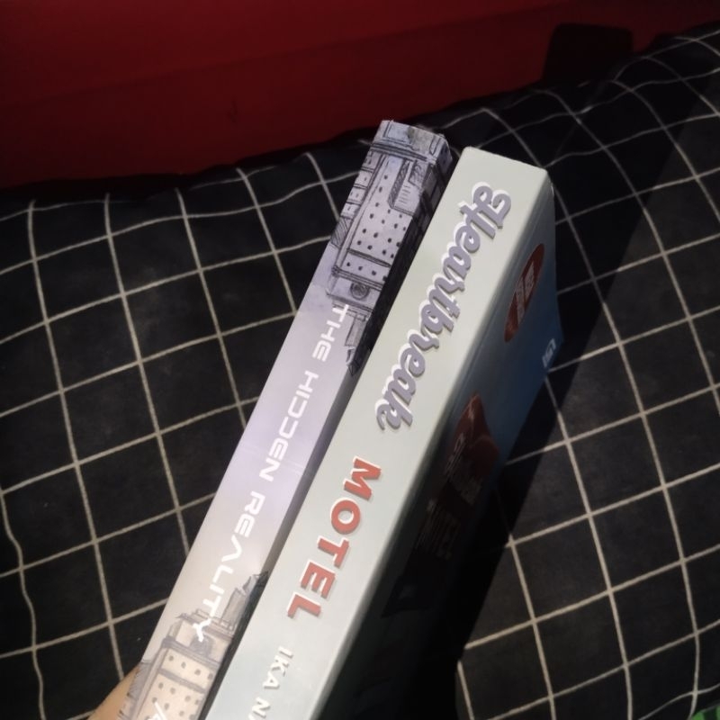 (Novel Preloved) Ika Natassa - Heartbreak Motel _ Shannin - The Hidden Reality