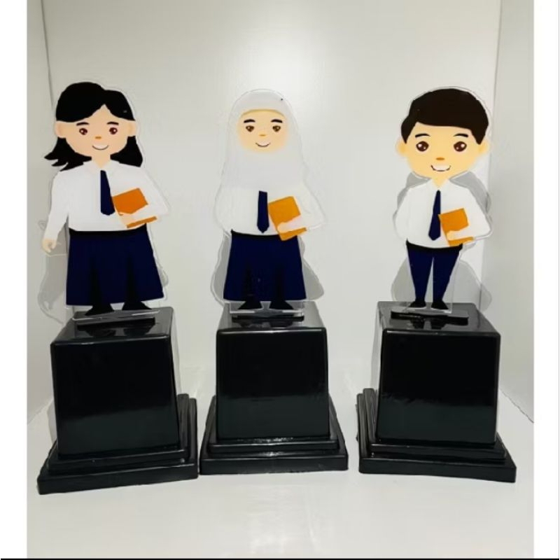Piala Akrilik Untuk Wisuda SMP/MTs model hijab dan nonhijab