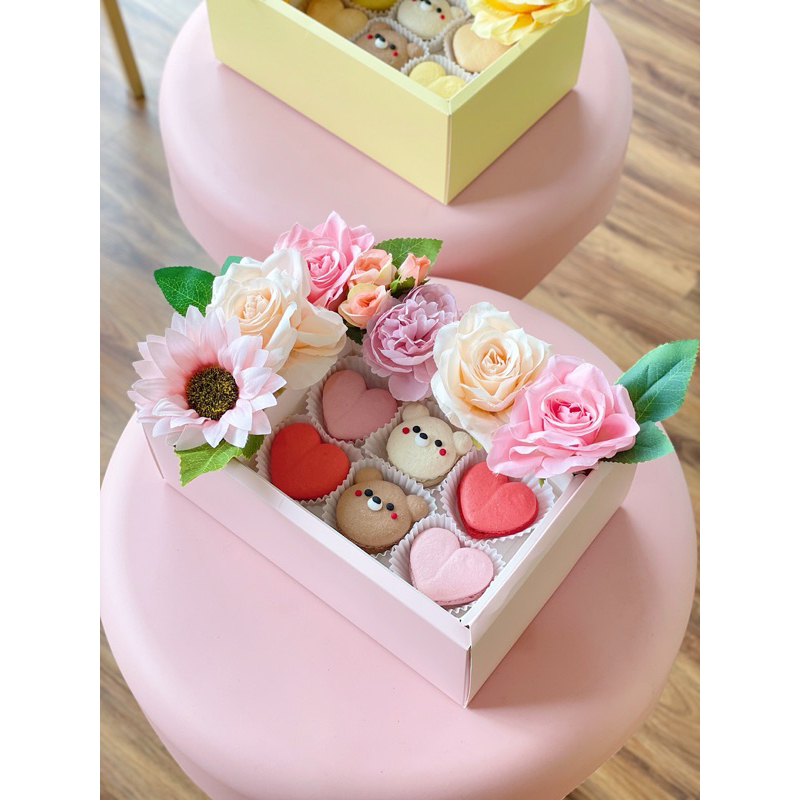 

Hampers Valentine Valentines Bouquet Bunga Cake Macarons