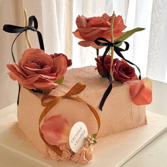 

CRUMBLE RUMBLE valentine cake/ kue valentine / floral cake / bloom cake / kue ulang tahun / birthday cake