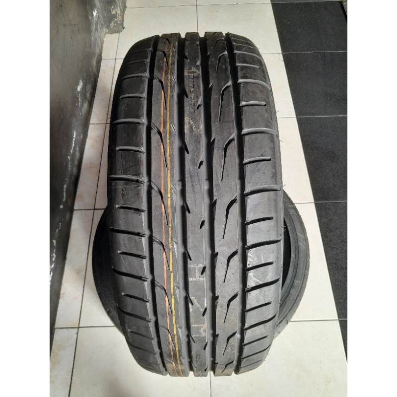 Ban Dunlop Direzza 215/50 R17