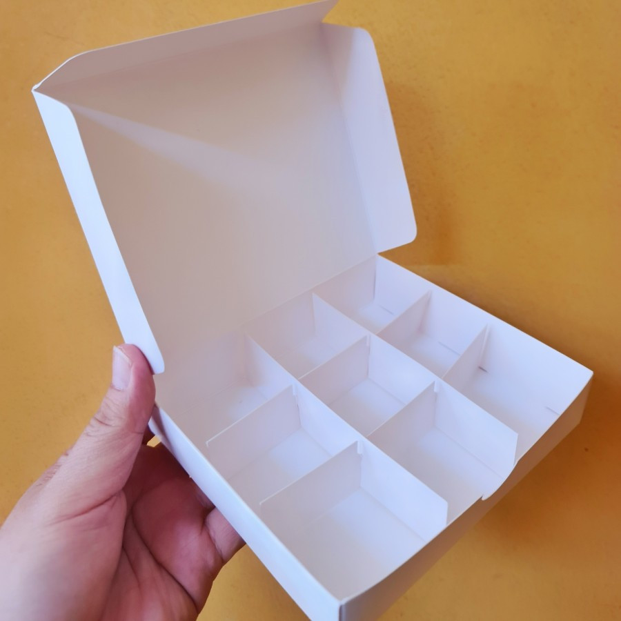 

12 pcs box packaging mochi sekat isi 9 ukuran 4x4x3cm warna putih polos