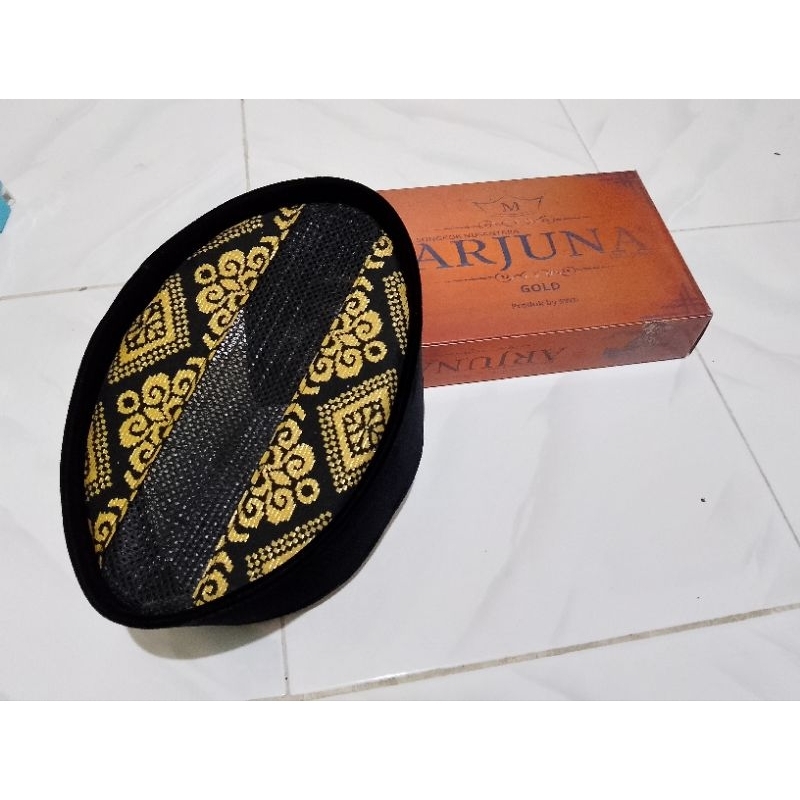 PECI SONGKOK Bludru Hitam Ac Tengah Motif Kain Songket Kotak Emas