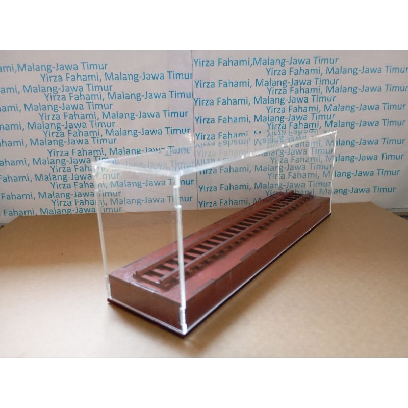 Box Akrilik Untuk Miniatur Lokomotif Dummy