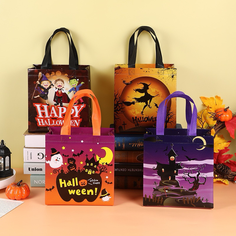 

Joyful Goodie Bag Halloween 2024 / Paper Bag Happy Halloween Witch Cat Moon / Kantong Goodiebag Tas Permen Souvenir Motif Pumpkin Seram Candy Gift Bag Bagus Kualitas Terbaik /Tas Jinjing /Tas PVC Ulang Tahun Ultah Pesta Party Kelelawar Labu Vampire Casper