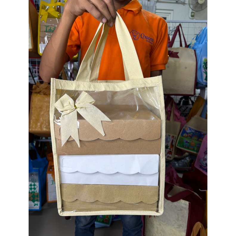

LUSIN ISI 12 BIJI TAS HAJATAN MIKA TEBAL DI KELASNYA 25 MM SIZE 22x22x3cm