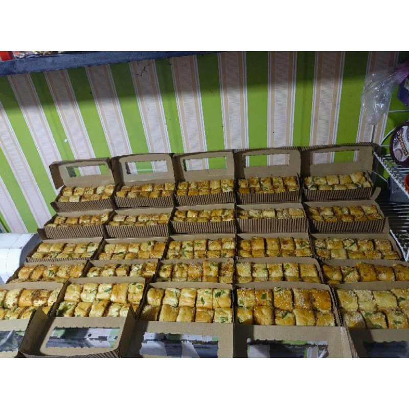 

RB22 roti abon gulung mini isi 10pcs(luar dalem abon) , fresh from the oven