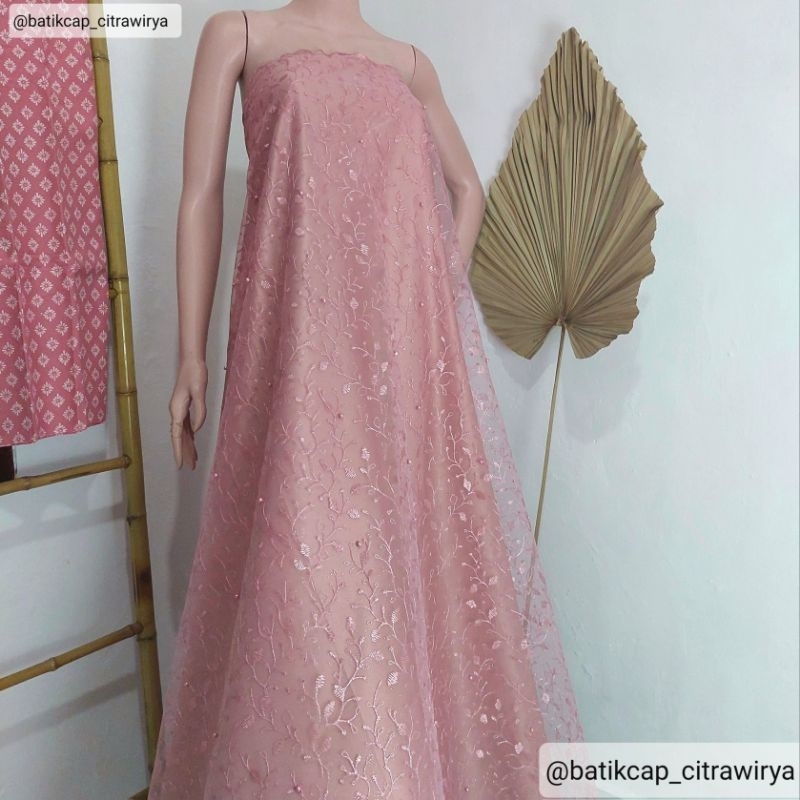 Kain brokat tile dan satin, bahan untuk acara formal warna dusty pink.
