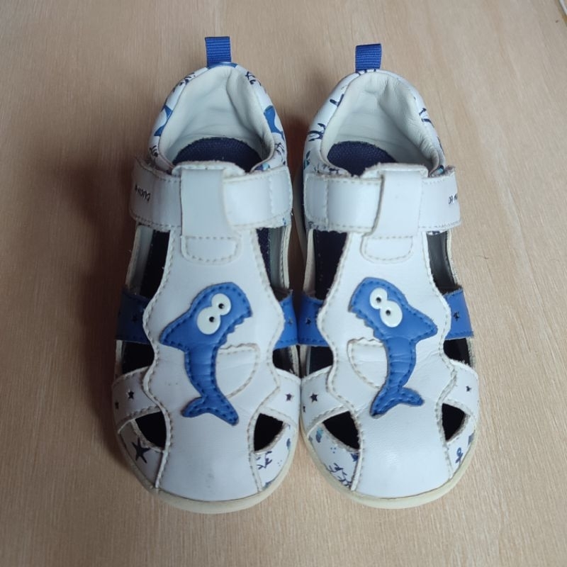 Sepatu anak Dr Kong