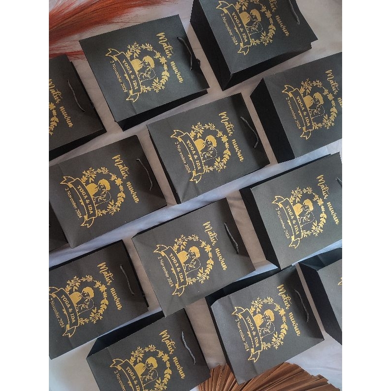 

Tas Paperbag Hitam / Tas sablon custom / Paper bag 20 x 10 x 25 cm