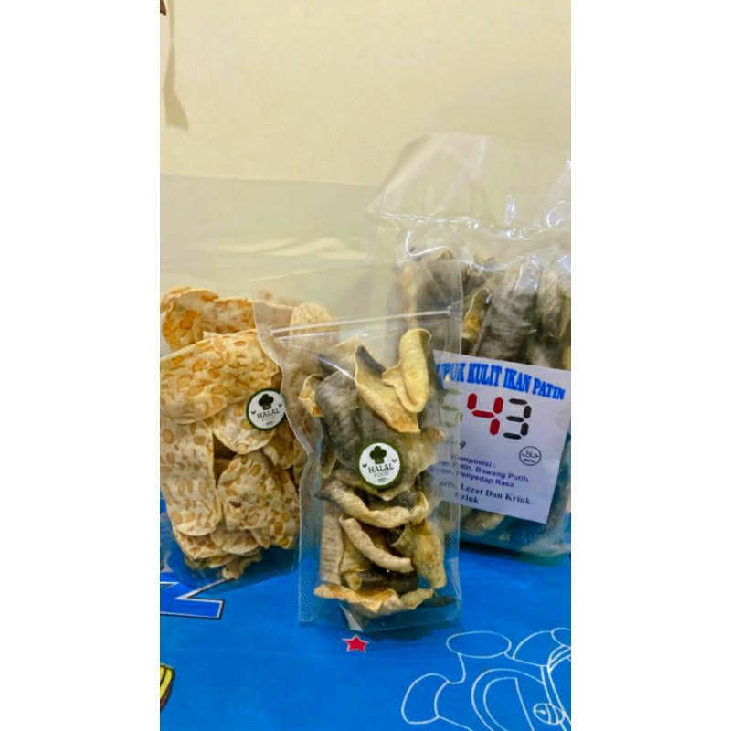 

Snack paket hemat Krupuk kulit ikan patin keripik tempe sagu