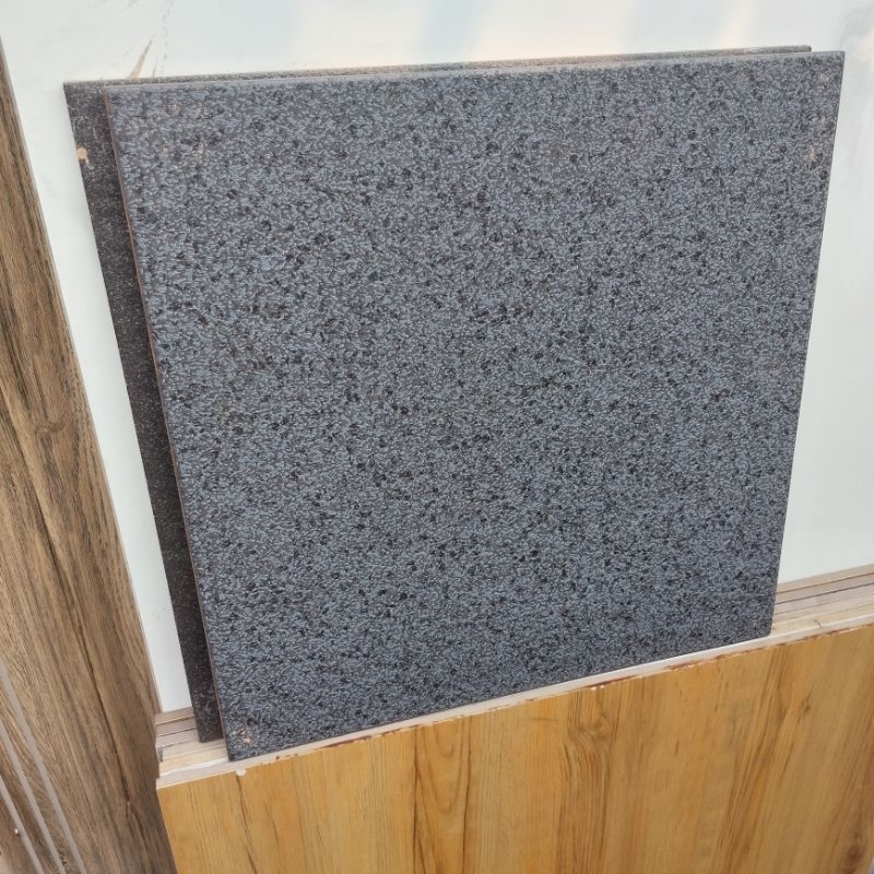 kia keramik kamar mandi 40x40  terazo black / kasar