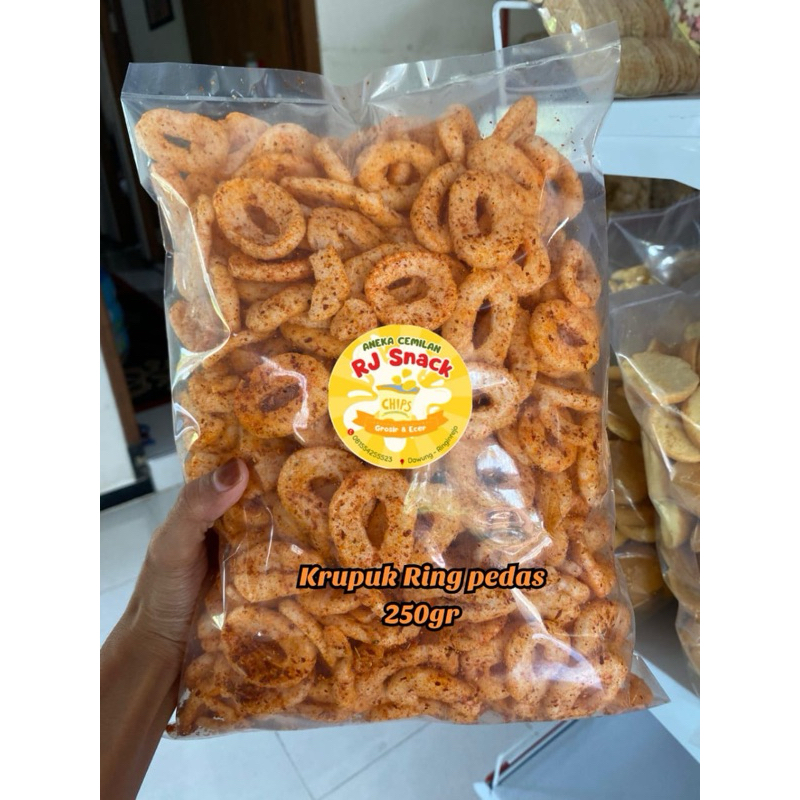 

Snack Krupuk ring pedas 250gr cemilan camilan kiloan termurah rj snack kediri