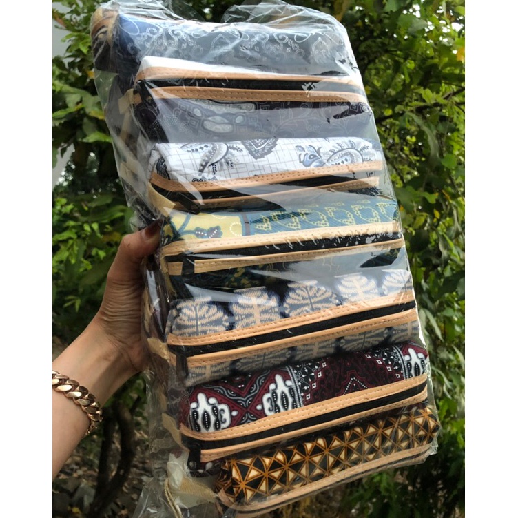 

Sekarang Diskon SOUVENIR PERNIKAHAN isi 2 biji pouch tempat pensil batik 19cm