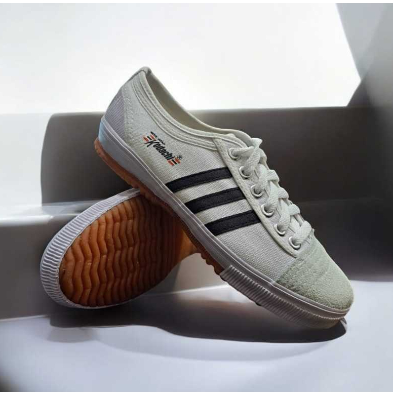 SEPATU KODACHI SEPATU CAPUNG SEPATU BADMINTON SEPATU TAKRAW SEPATU OLAHRAGA