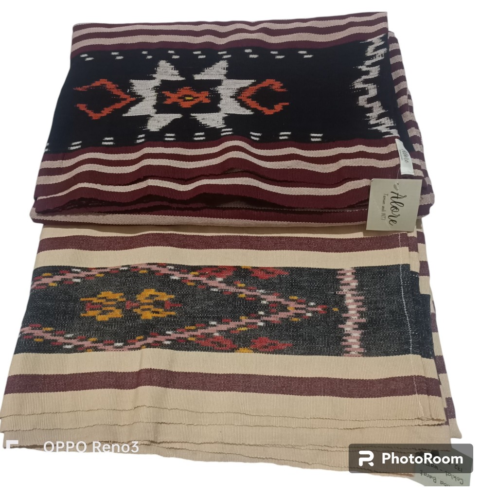 Aneka kain tenun asli Sumba barat, NTT - bergaris