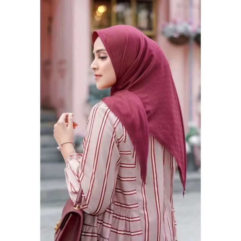 Preloved Buttonscarves tapis embossed varian ruby rubi lengkap dengan box tag pita