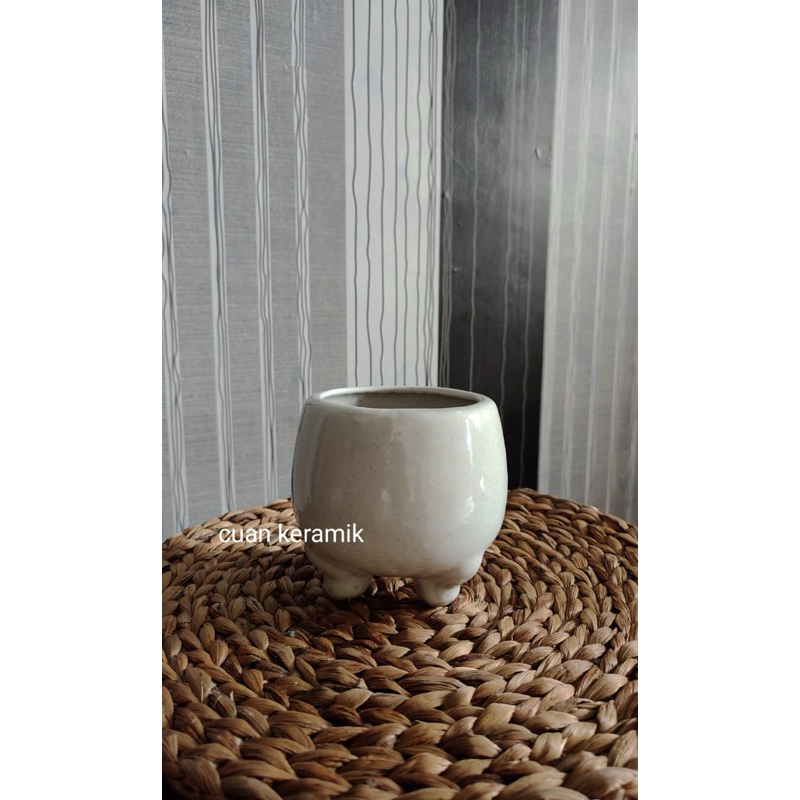 POT KERAMIK TIGA KAKI