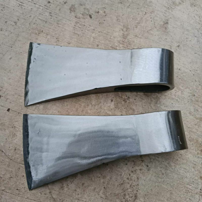 Pecok Tebang Pohon. Kapak Besar