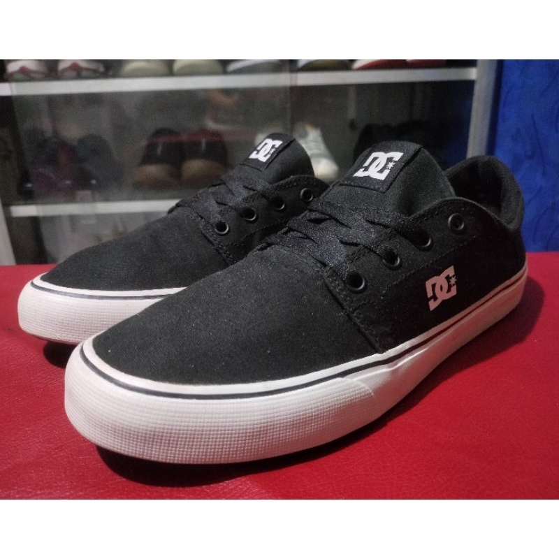 SEPATU SECOND HITAM DC SIZE 42