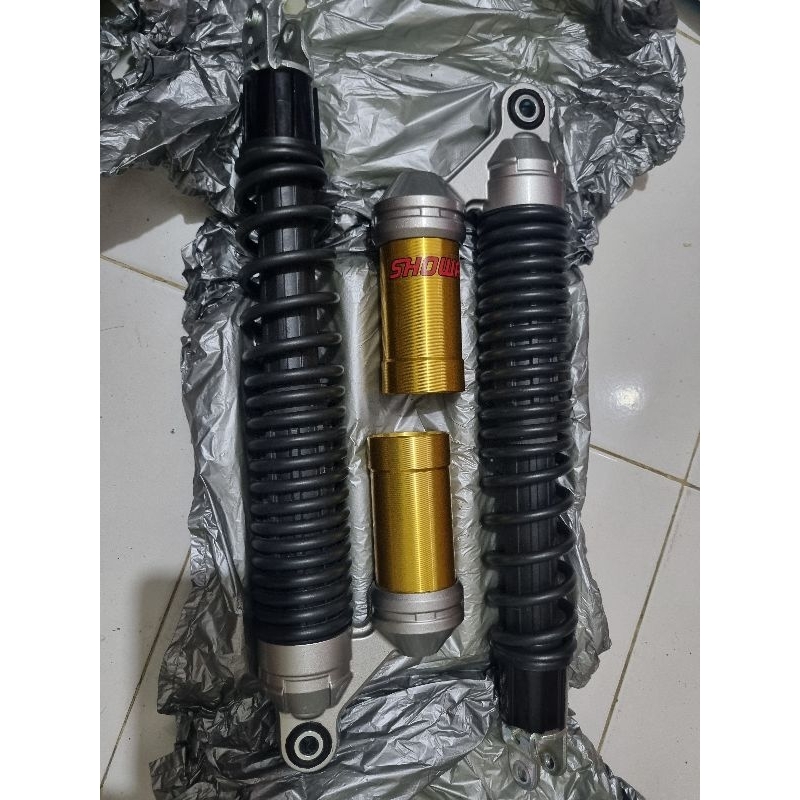 shock ADV 160, ORI bawaan motor.