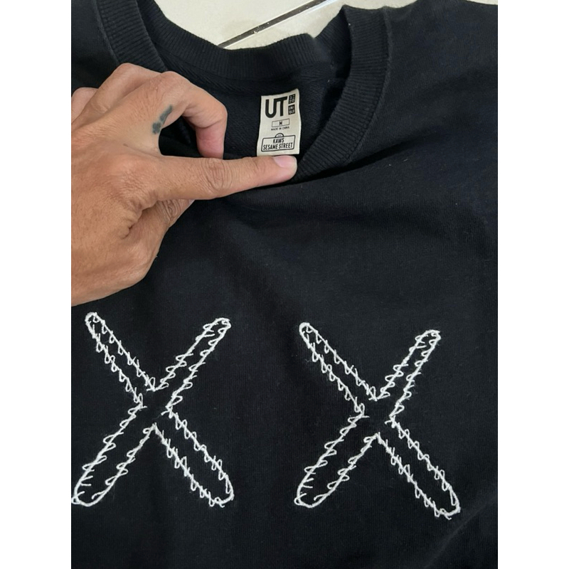 crewneck uniqlo x kaws sesame street