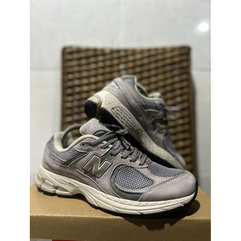 new balance 2002r size 44