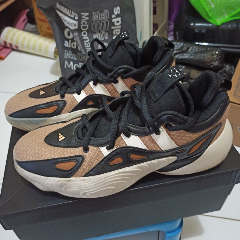 [USED] Sepatu Basket Adidas Trae Unlimited 2 size UK 8,5/EU 42,5 second seken bekas pakai