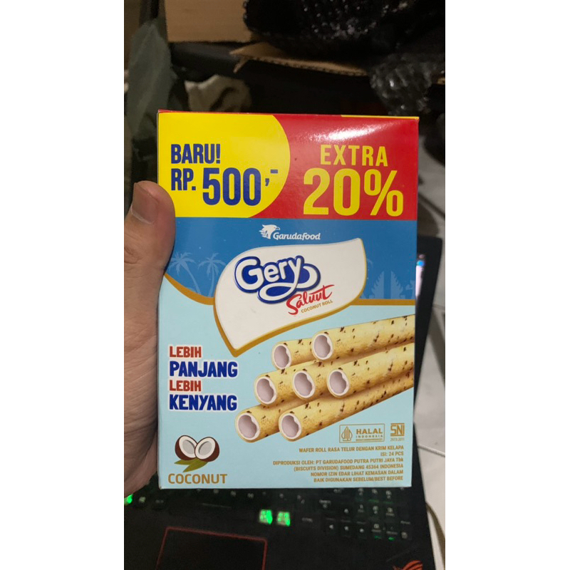 

GERY SALUT COCONUT ROLL 1 BOX ISI 24pcs