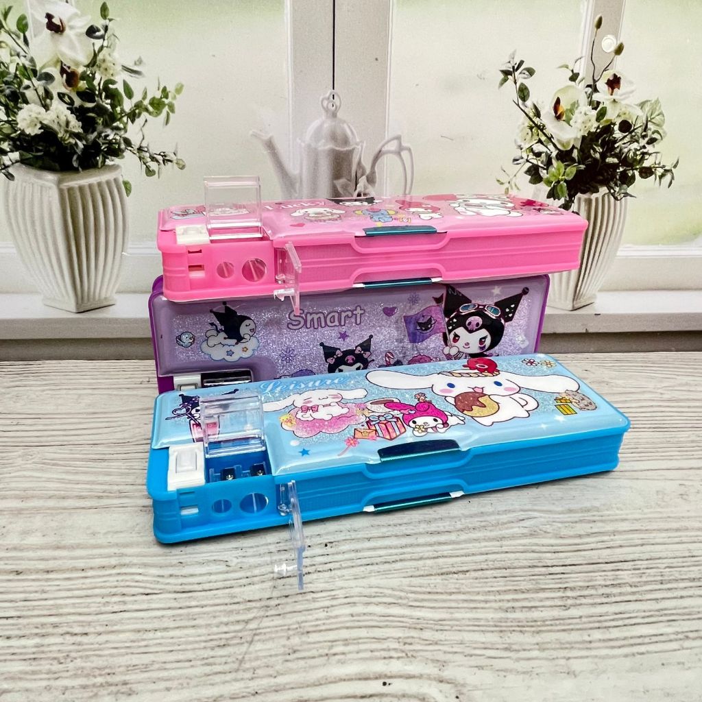 

Kotak Pensil Magnet SANRIO V-3 Special Edition Super Cute Lucu / Tempat Pensil Magnet Sanrio Versi 3 Favorit Kesukaan Anak-Anak Perlengkapan Sekolah Terlengkap Kualitas Terbaik Bisa Grosir dan COD