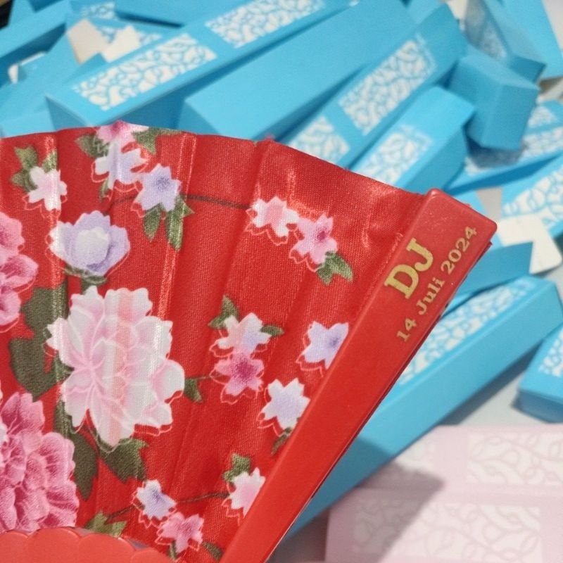 SOUVENIR KIPAS SATIN WARNA / KIPAS TANGAN / KIPAS PLASTIK CUSTOM NAMA KEMAS BOX