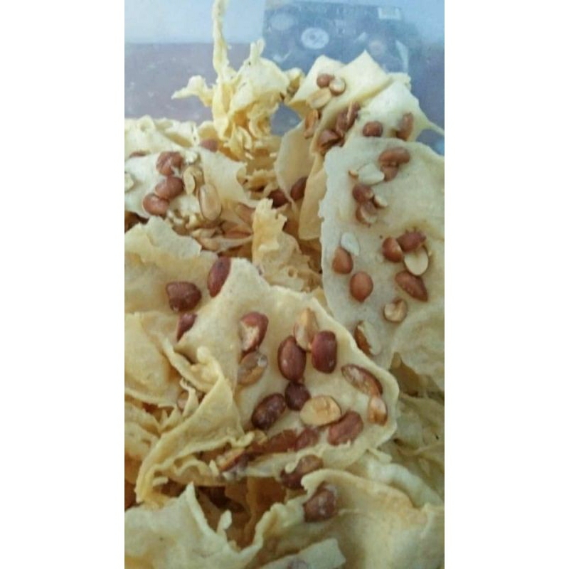 

rempeyek kacang dan teri bertabur cabe hijau