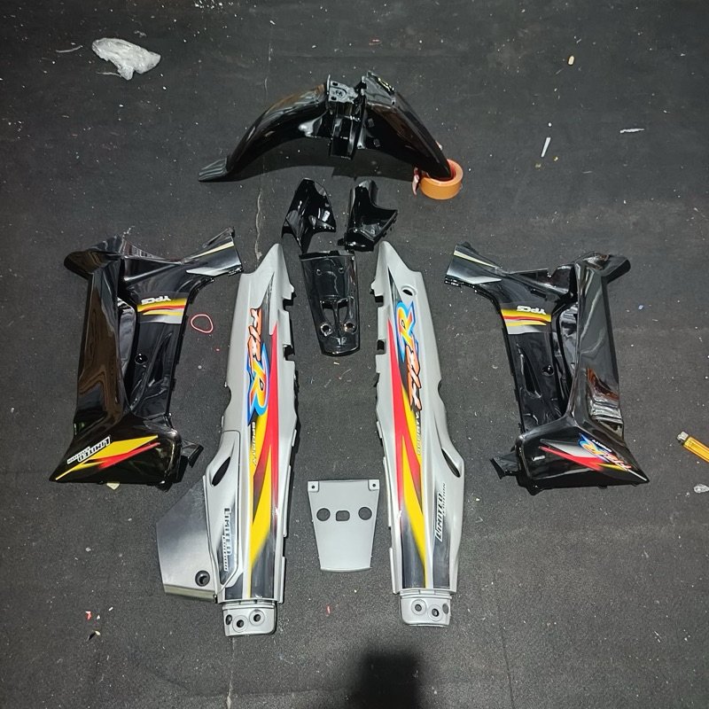 TERLARISSCOVER BODY FULLSET BODI HALUS FULL SET YAMAHA FIZR FIZ R  + STIKER STRIPING WARNA SILVER HI