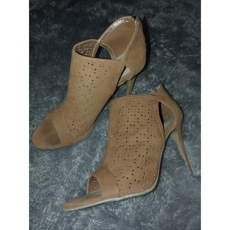 HEELS PAYLESS